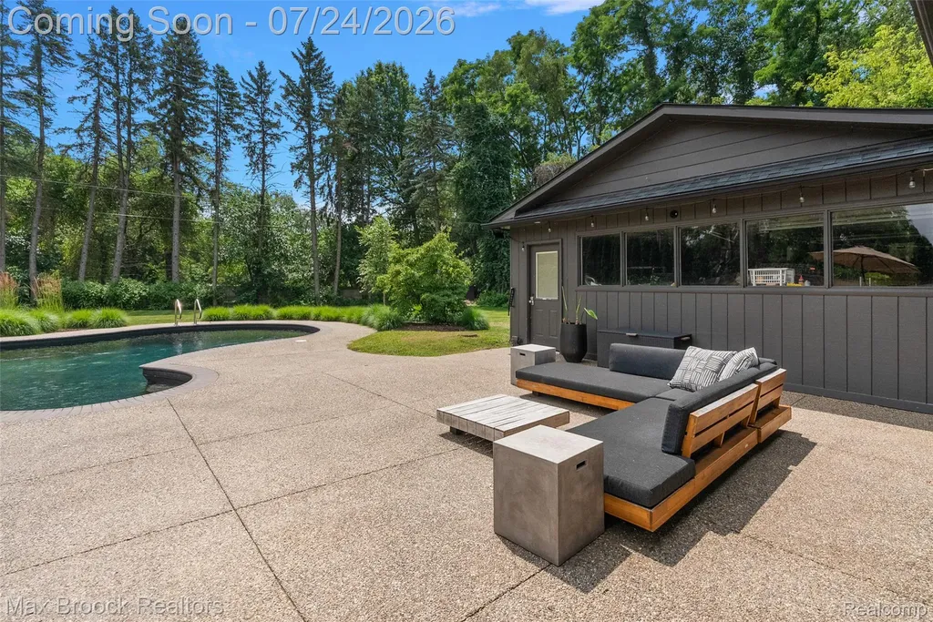 5553 Commerce Road West Bloomfield Charter Township MI 48324