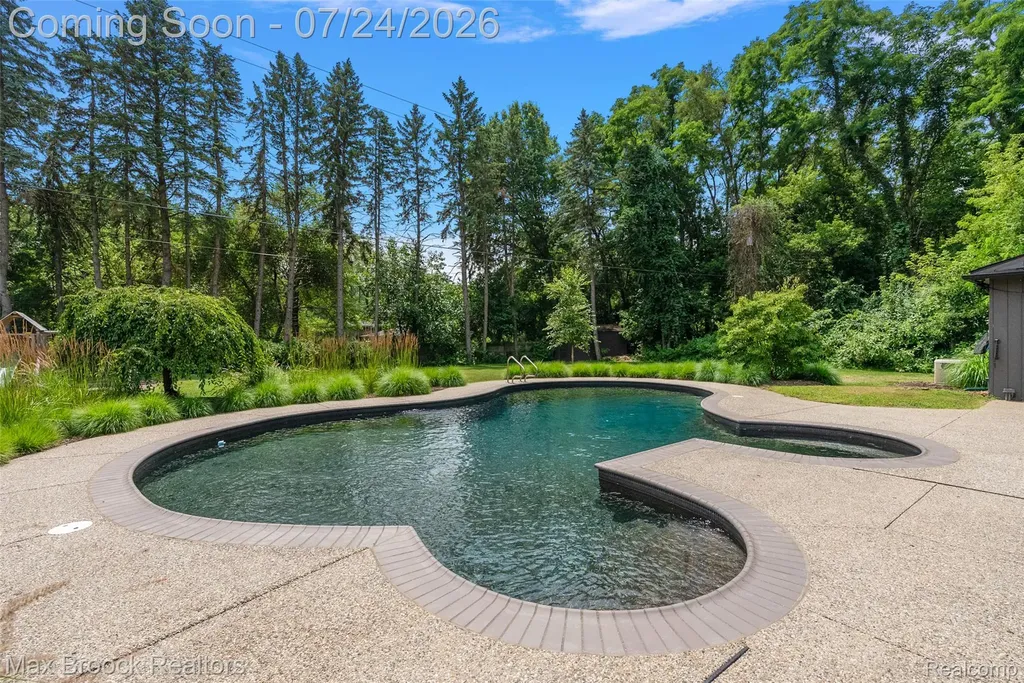 5553 Commerce Road West Bloomfield Charter Township MI 48324
