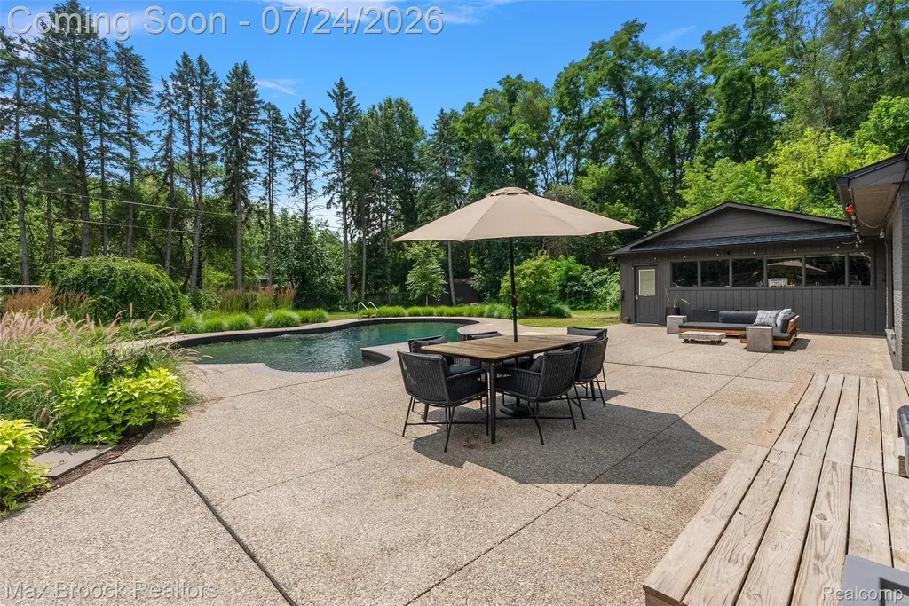 5553 Commerce Road West Bloomfield Charter Township MI 48324