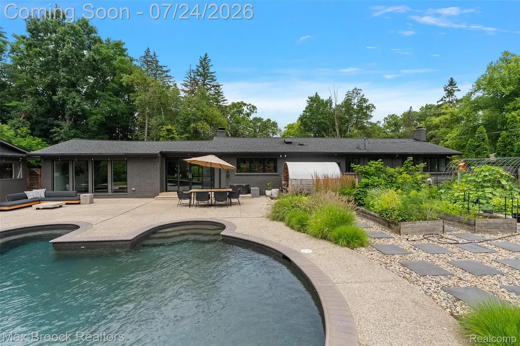 5553 Commerce Road West Bloomfield Charter Township MI 48324