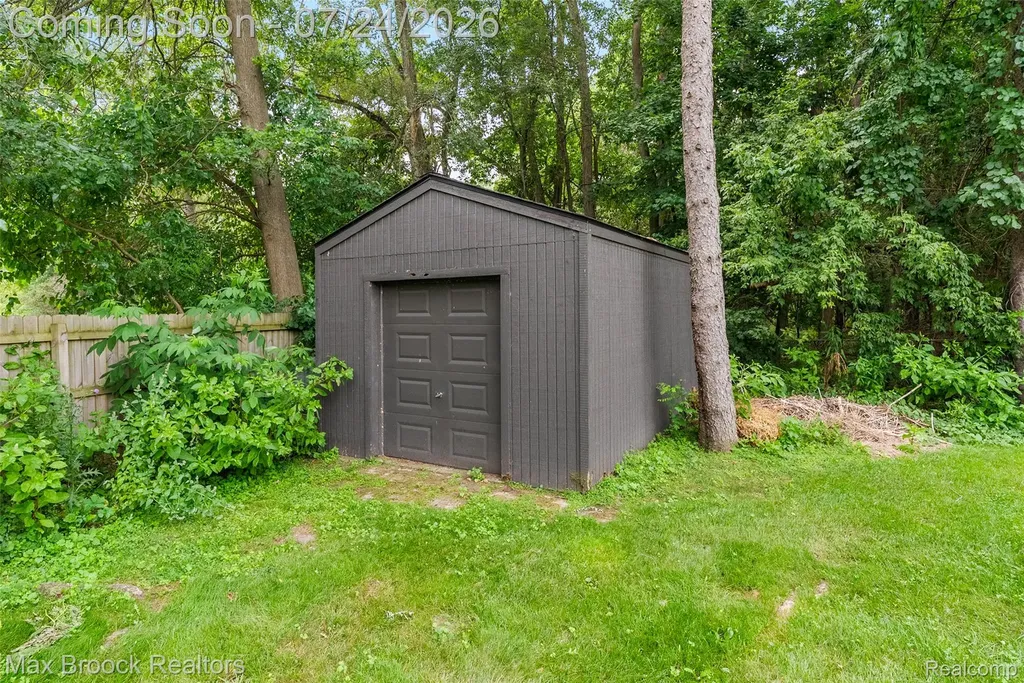5553 Commerce Road West Bloomfield Charter Township MI 48324