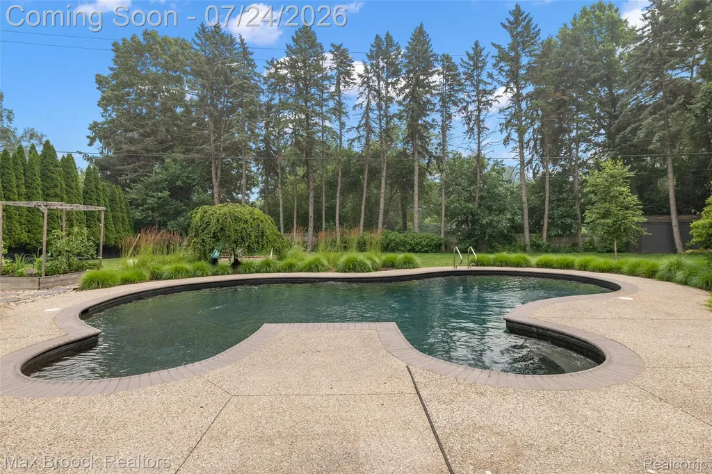 5553 Commerce Road West Bloomfield Charter Township MI 48324