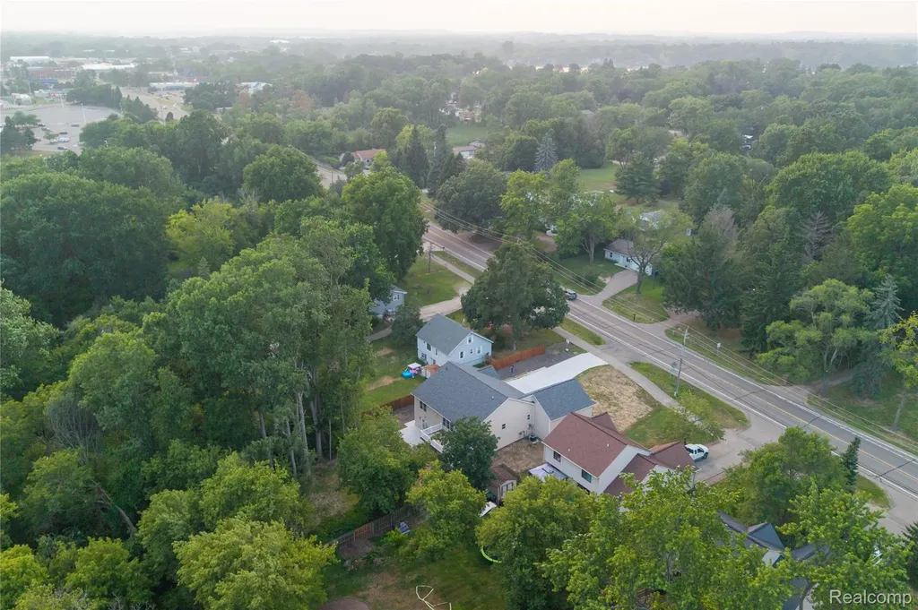 3907 Pontiac Lake Road Waterford Charter Township MI 48328