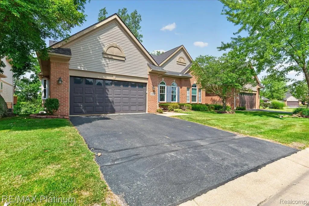 1698 Treyborne Circle Commerce Charter Township MI 48390