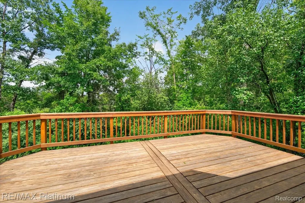 1698 Treyborne Circle Commerce Charter Township MI 48390