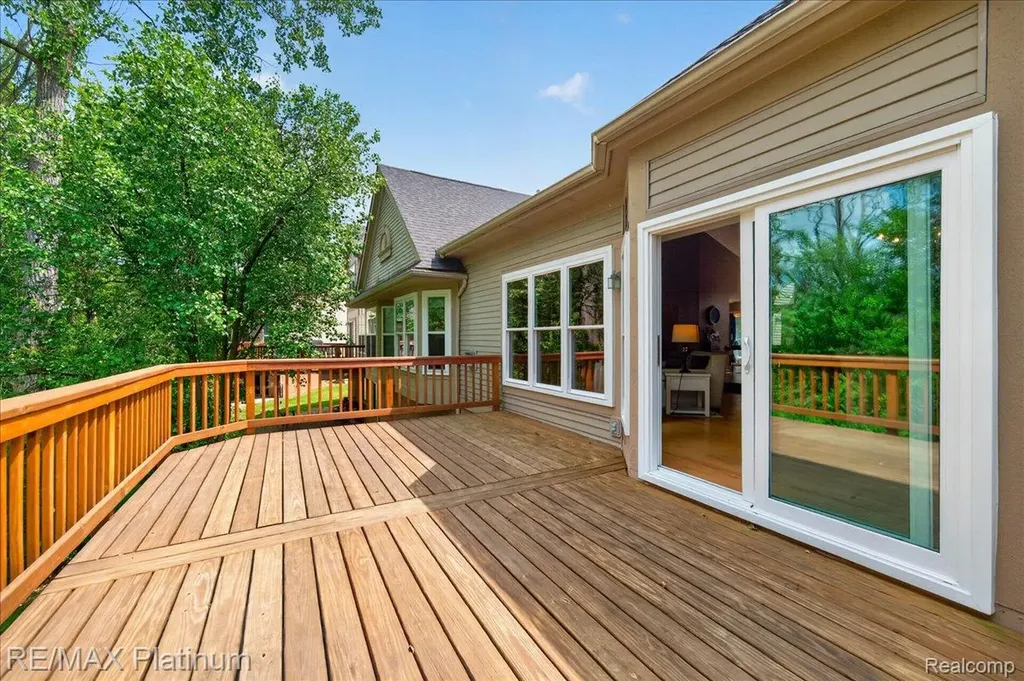 1698 Treyborne Circle Commerce Charter Township MI 48390