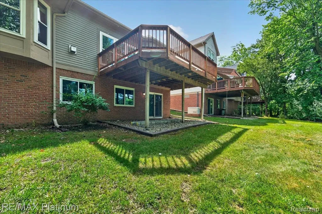 1698 Treyborne Circle Commerce Charter Township MI 48390