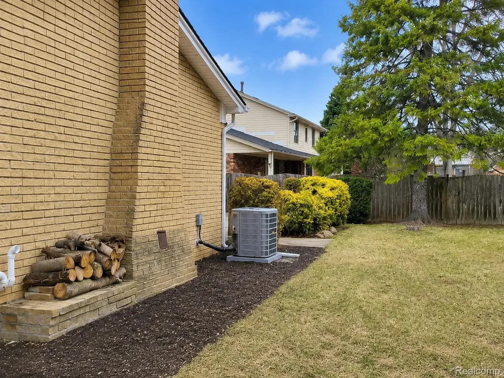39284 Sunderland Drive Clinton Charter Township MI 48038