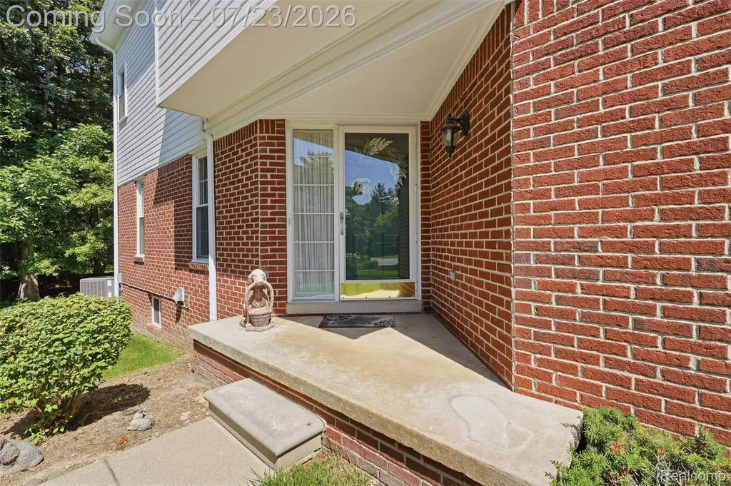 668 Shady Maple Drive Wixom City MI 48393