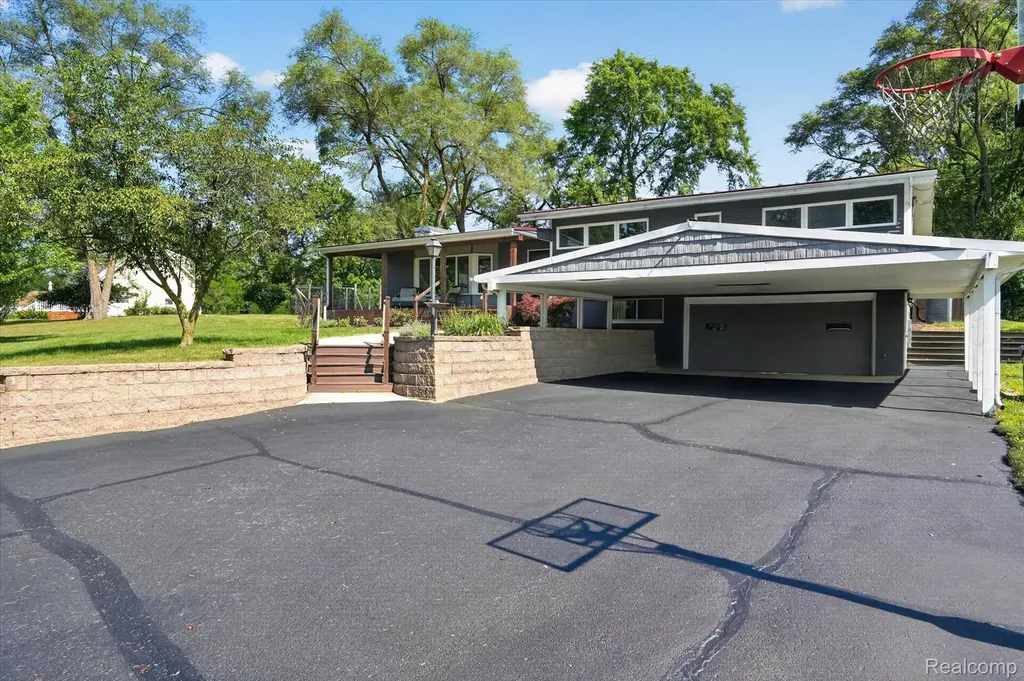 1434 Petts Road Fenton Charter Township MI 48430