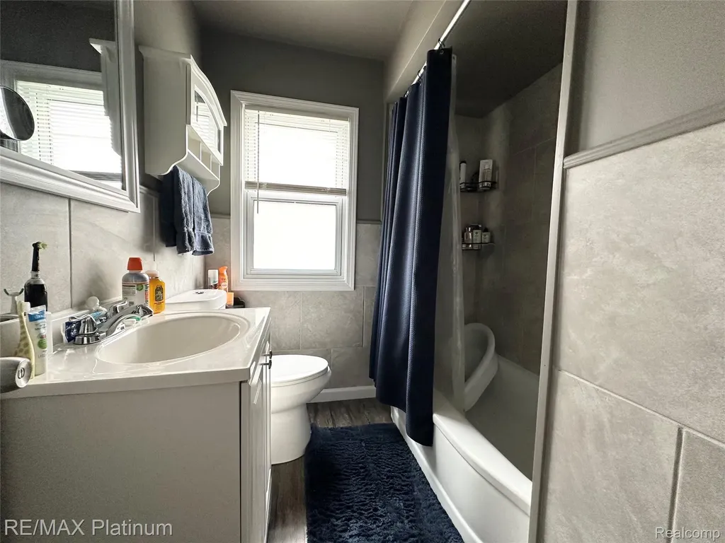 28417 Barton Street Garden City City MI 48135
