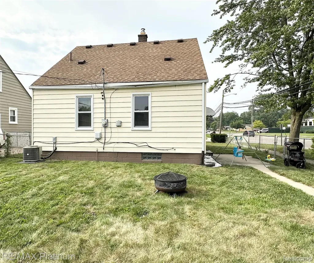 28417 Barton Street Garden City City MI 48135