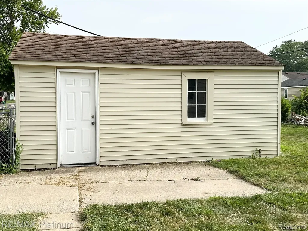 28417 Barton Street Garden City City MI 48135