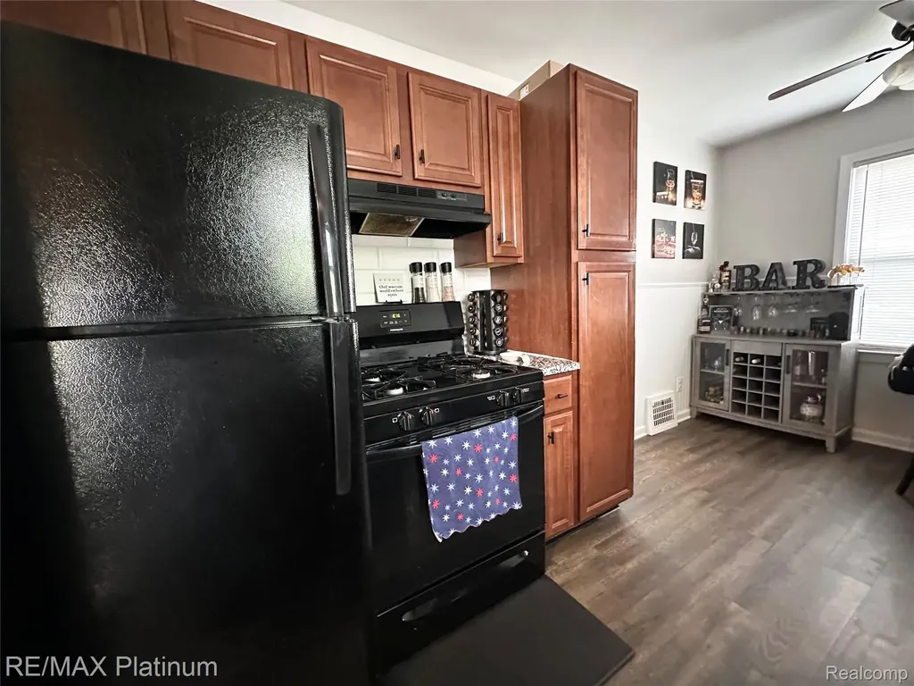 28417 Barton Street Garden City City MI 48135