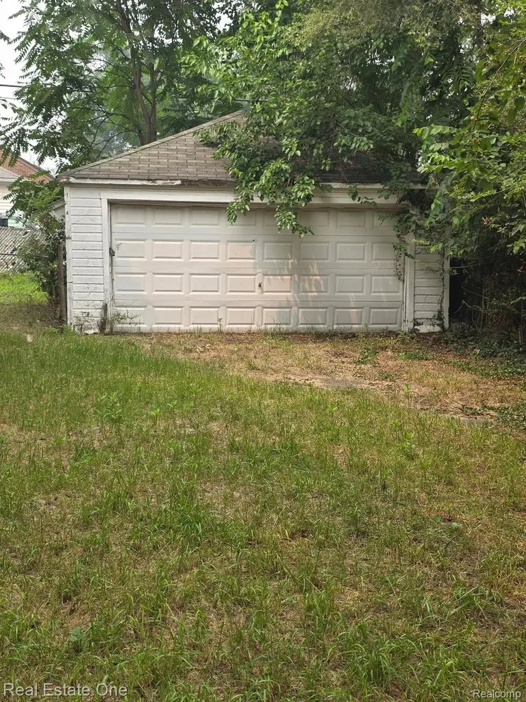 8728 W 7 Mile Road Detroit City MI 48221