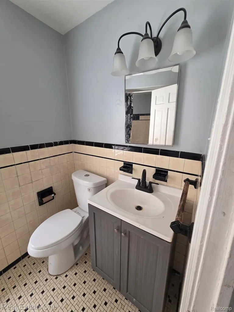 8728 W 7 Mile Road Detroit City MI 48221