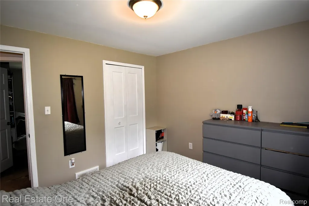15404 Colbert Street Romulus City MI 48174