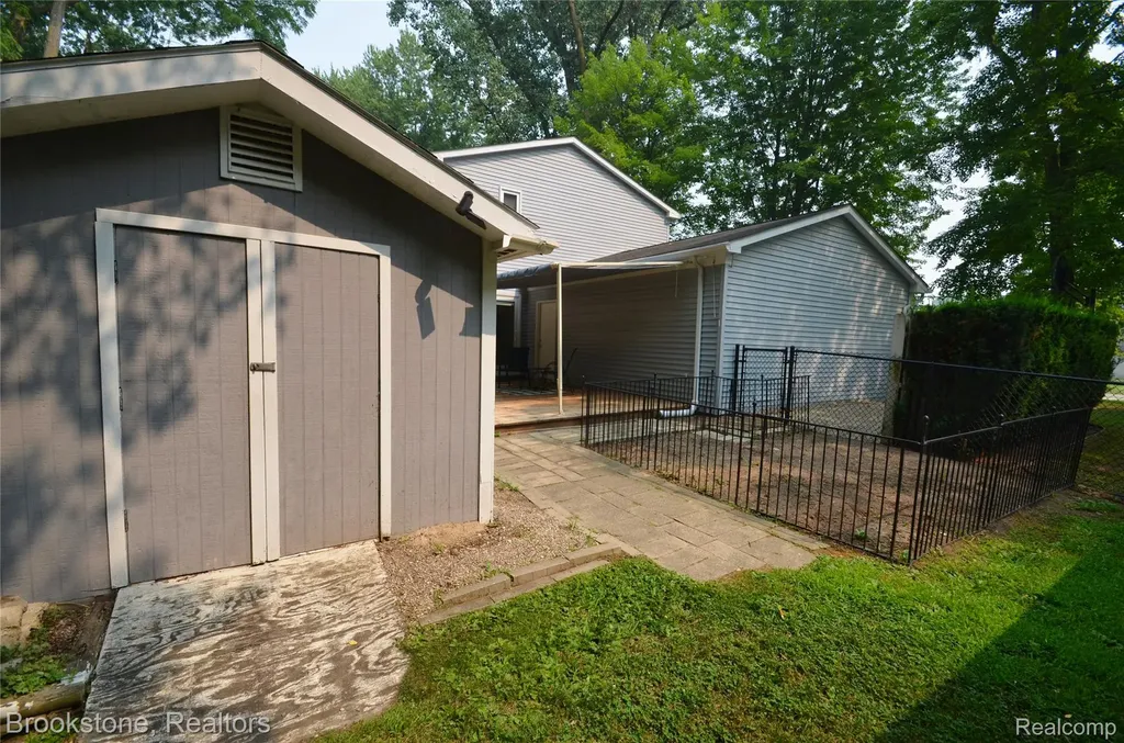 4428 Fenmore Avenue Waterford Charter Township MI 48328
