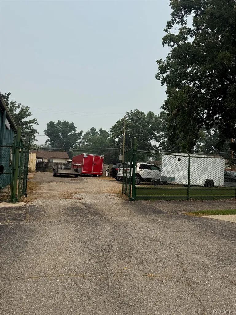 27618 Warren Road Westland City MI 48185