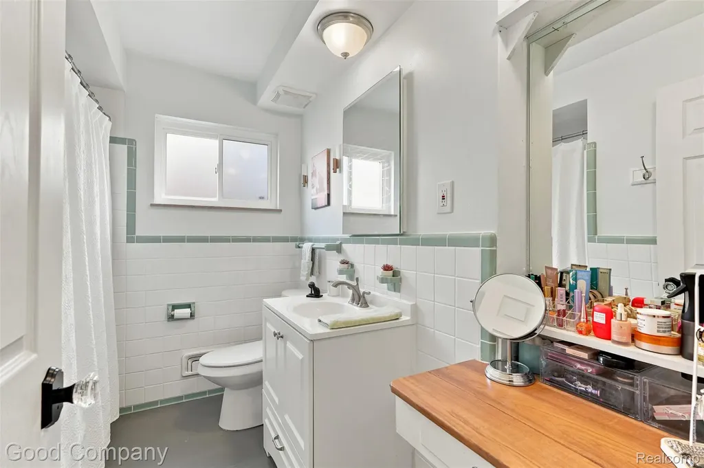 13441 Oak Park Boulevard Oak Park City MI 48237