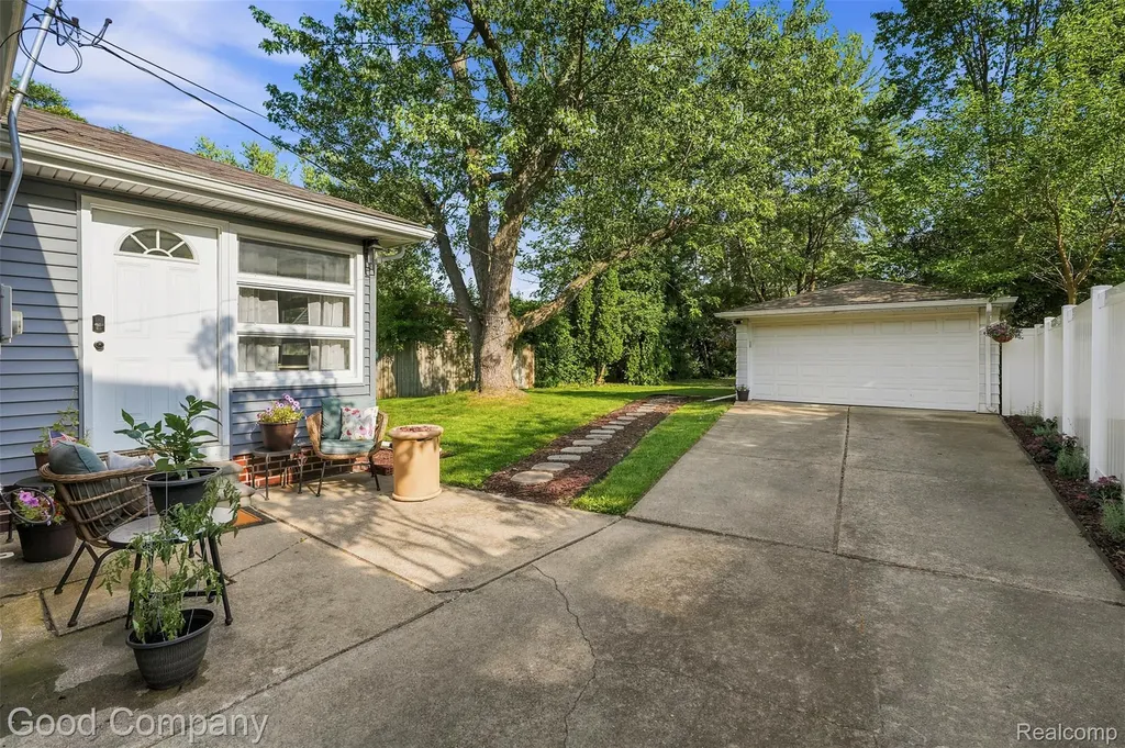13441 Oak Park Boulevard Oak Park City MI 48237