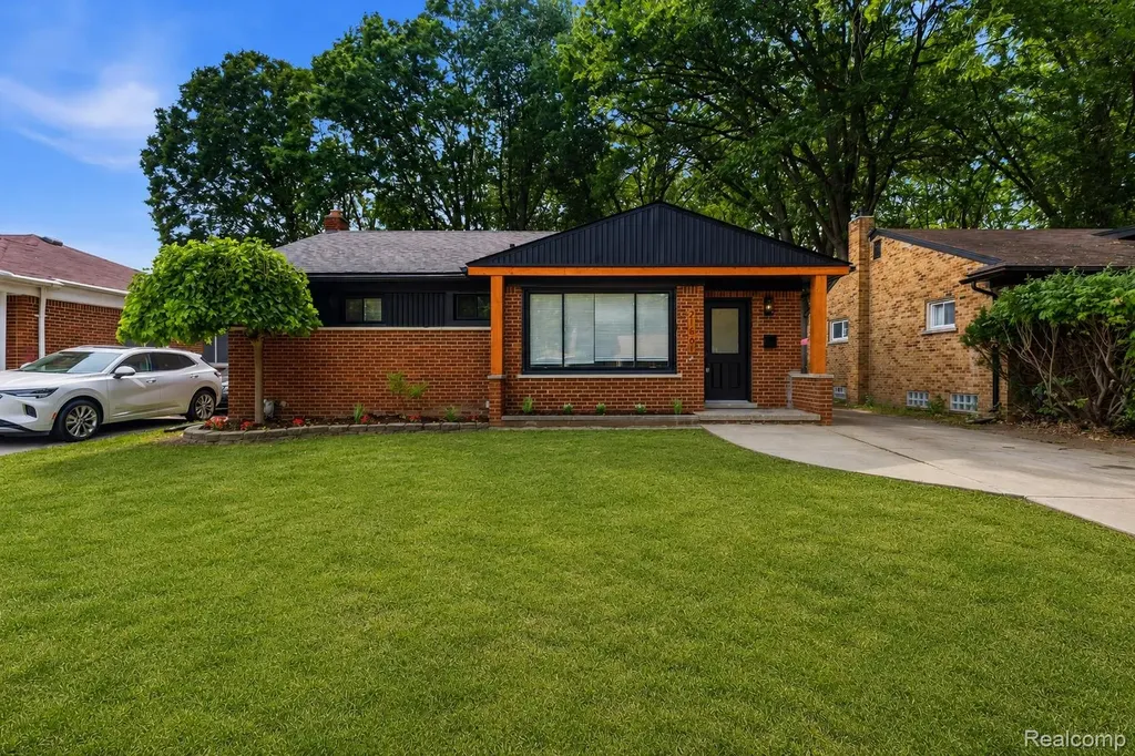 21661 Whitmore Street Oak Park City MI 48237