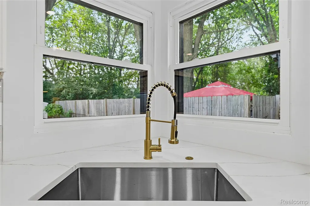 21661 Whitmore Street Oak Park City MI 48237