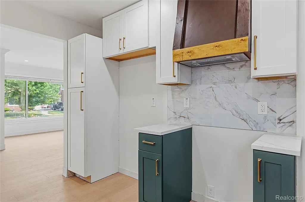 21661 Whitmore Street Oak Park City MI 48237