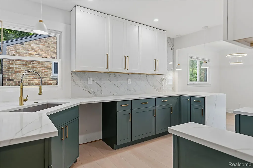 21661 Whitmore Street Oak Park City MI 48237