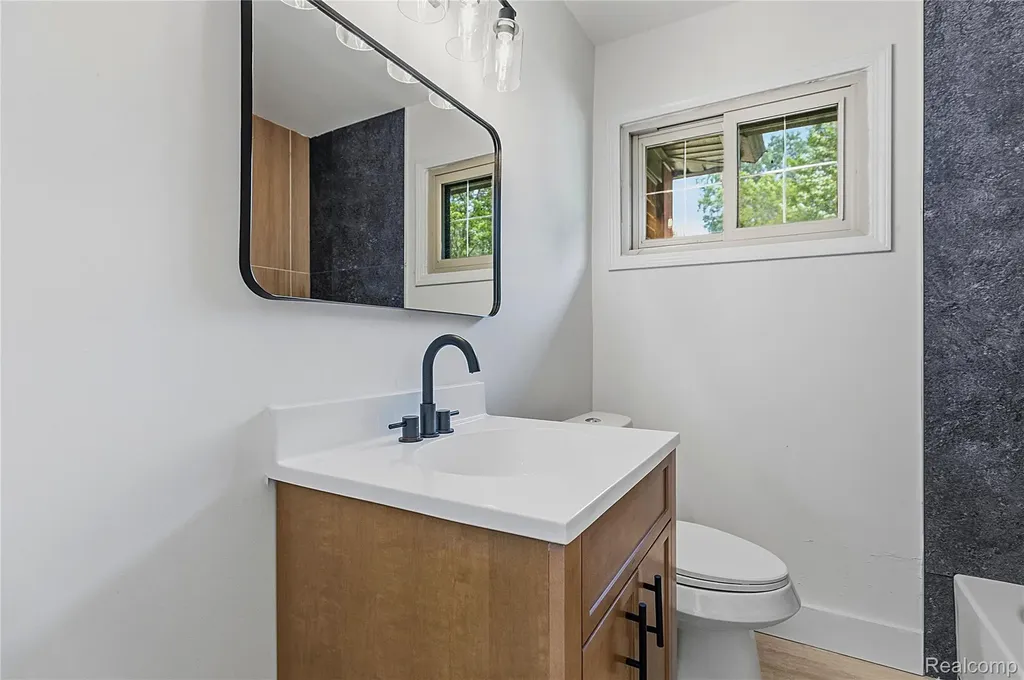 21661 Whitmore Street Oak Park City MI 48237