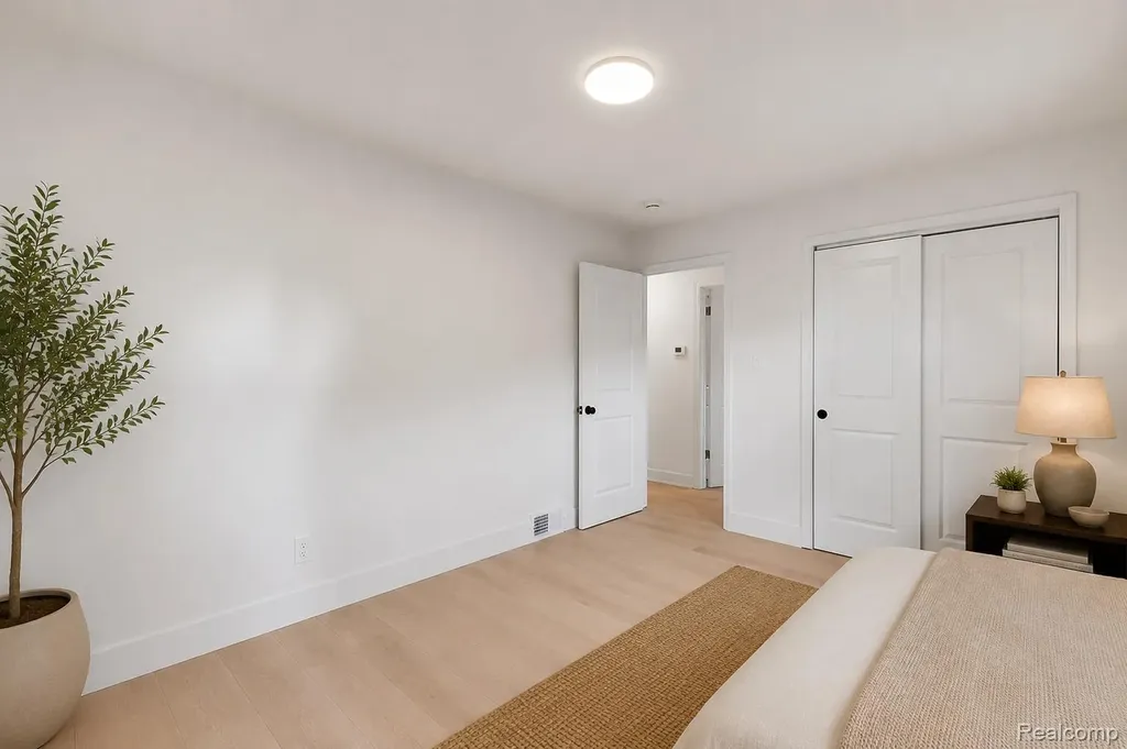 21661 Whitmore Street Oak Park City MI 48237