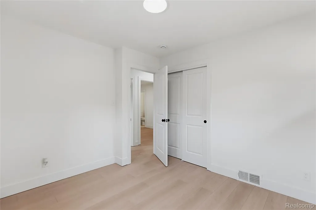 21661 Whitmore Street Oak Park City MI 48237