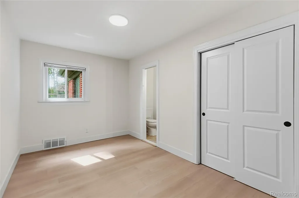 21661 Whitmore Street Oak Park City MI 48237