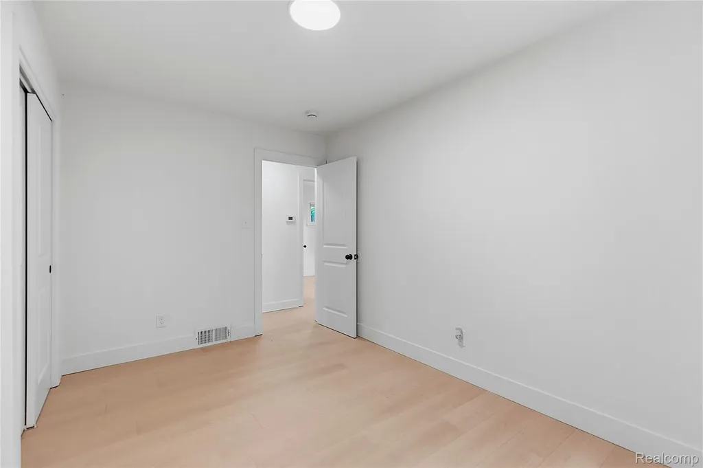 21661 Whitmore Street Oak Park City MI 48237