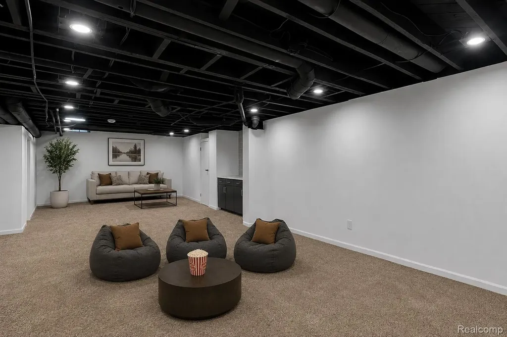 21661 Whitmore Street Oak Park City MI 48237