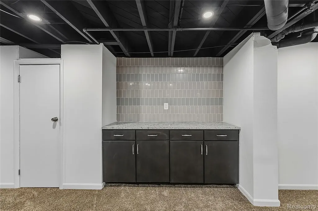 21661 Whitmore Street Oak Park City MI 48237