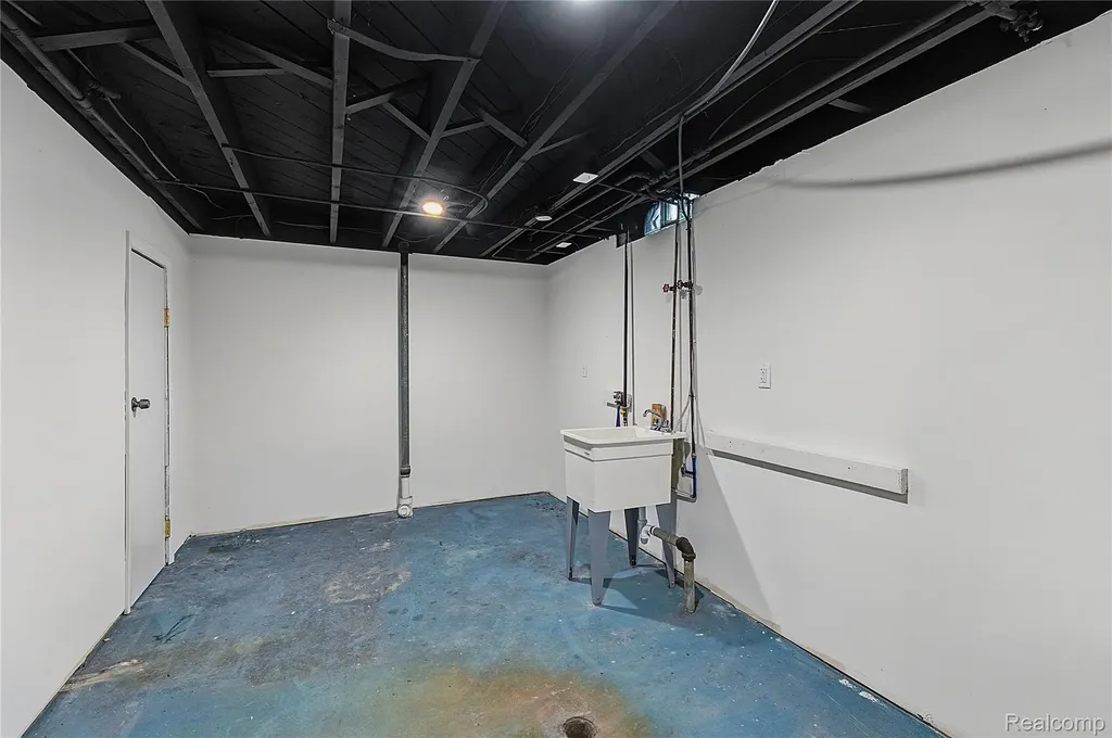 21661 Whitmore Street Oak Park City MI 48237