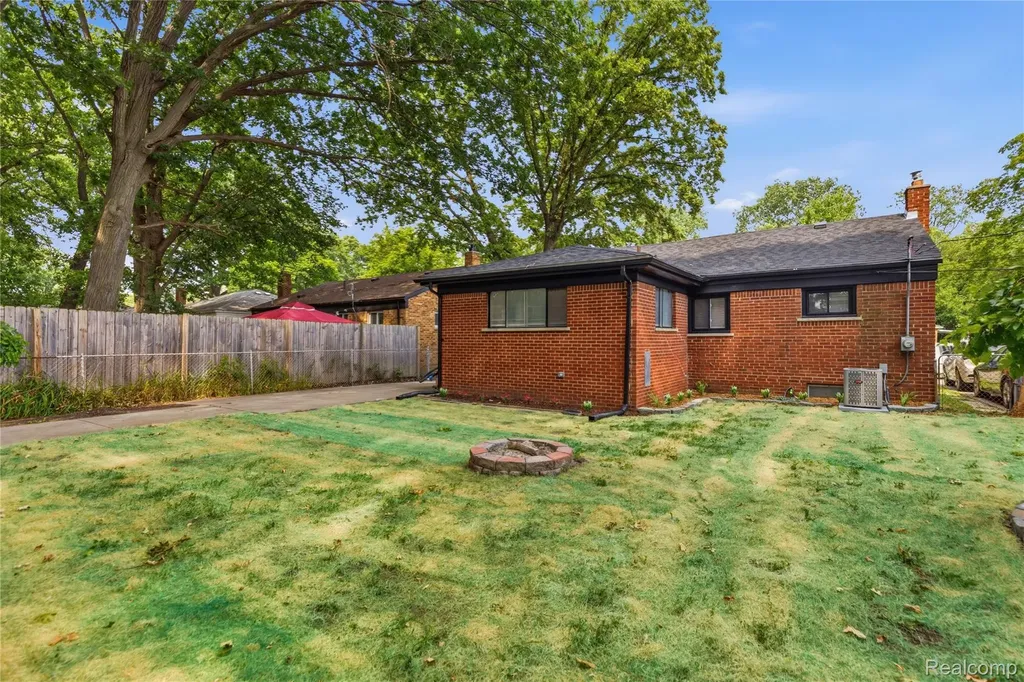 21661 Whitmore Street Oak Park City MI 48237