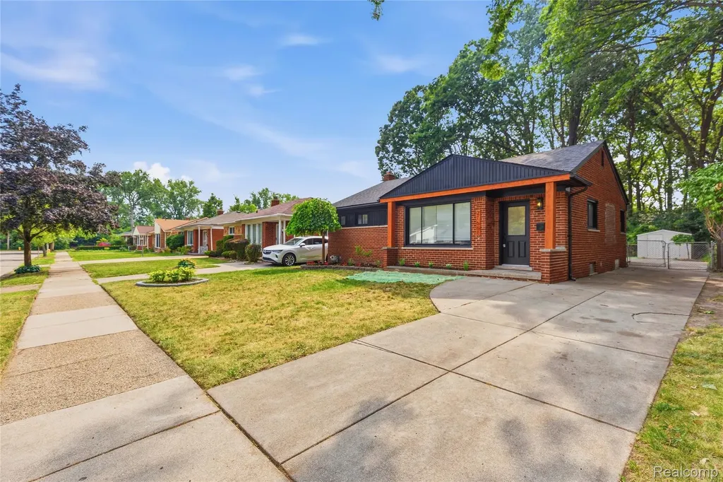 21661 Whitmore Street Oak Park City MI 48237