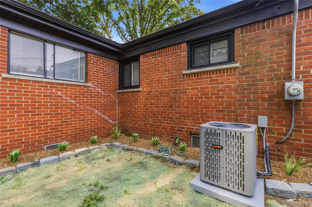 21661 Whitmore Street Oak Park City MI 48237