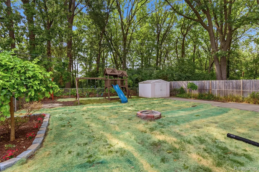 21661 Whitmore Street Oak Park City MI 48237