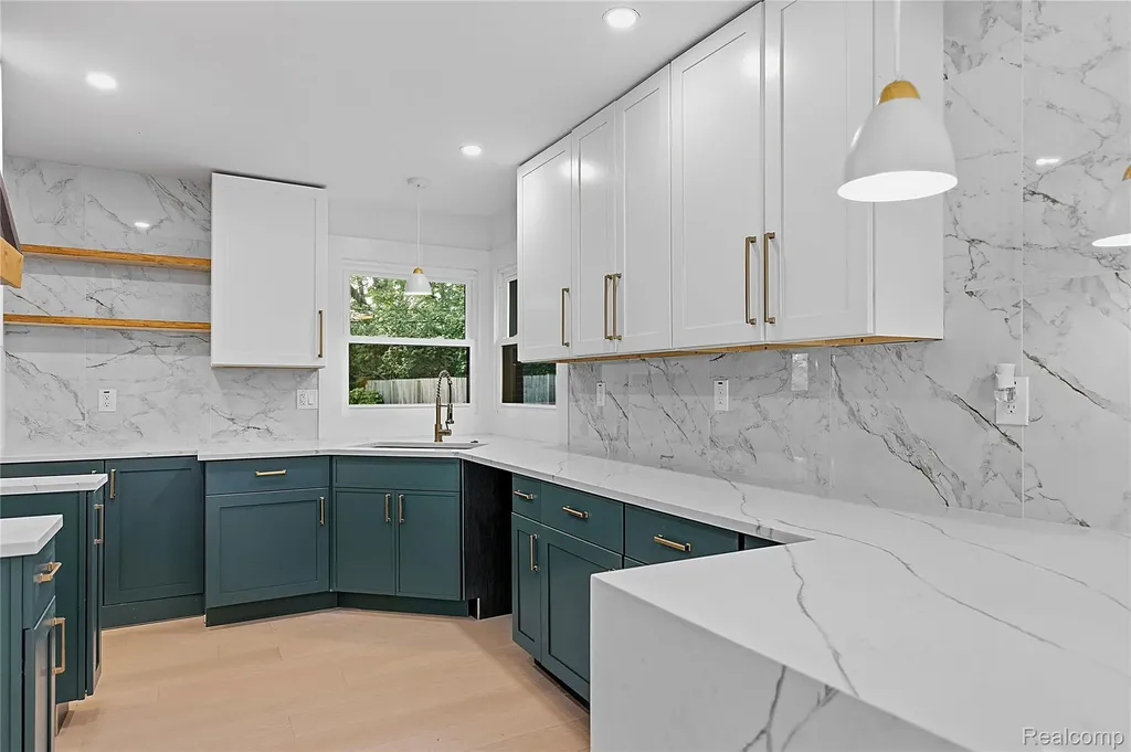 21661 Whitmore Street Oak Park City MI 48237