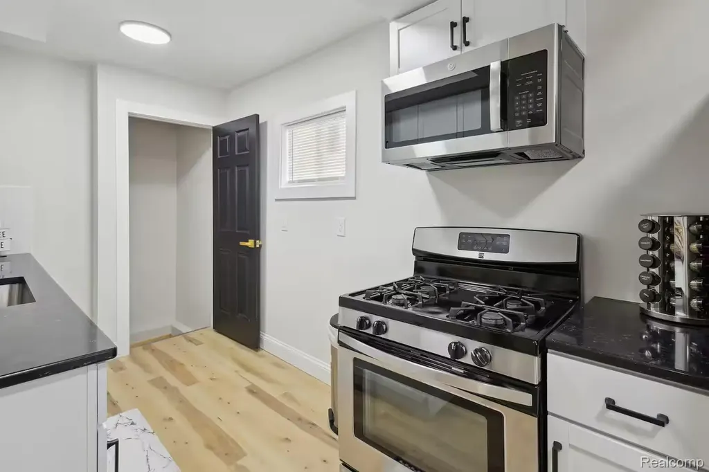 1212 Parkview Street Lansing City MI 48912