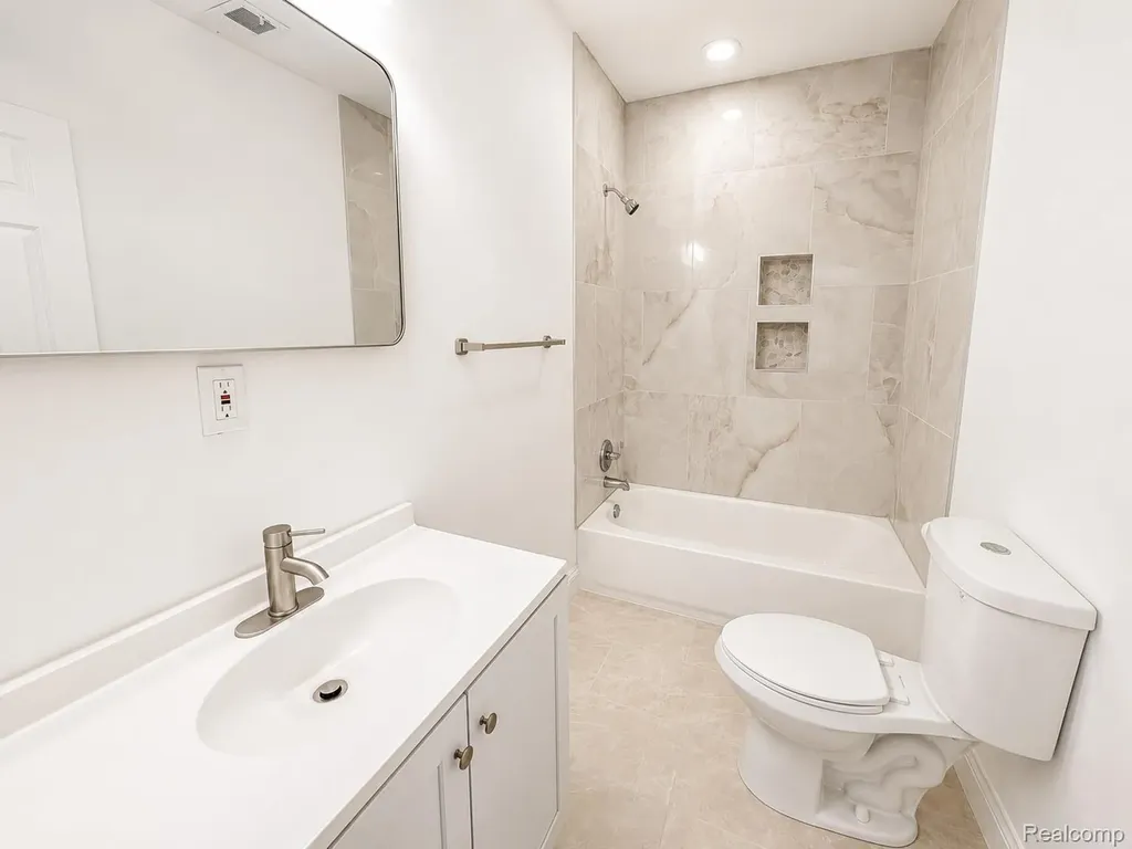 592 Leicester Court Detroit City MI 48202