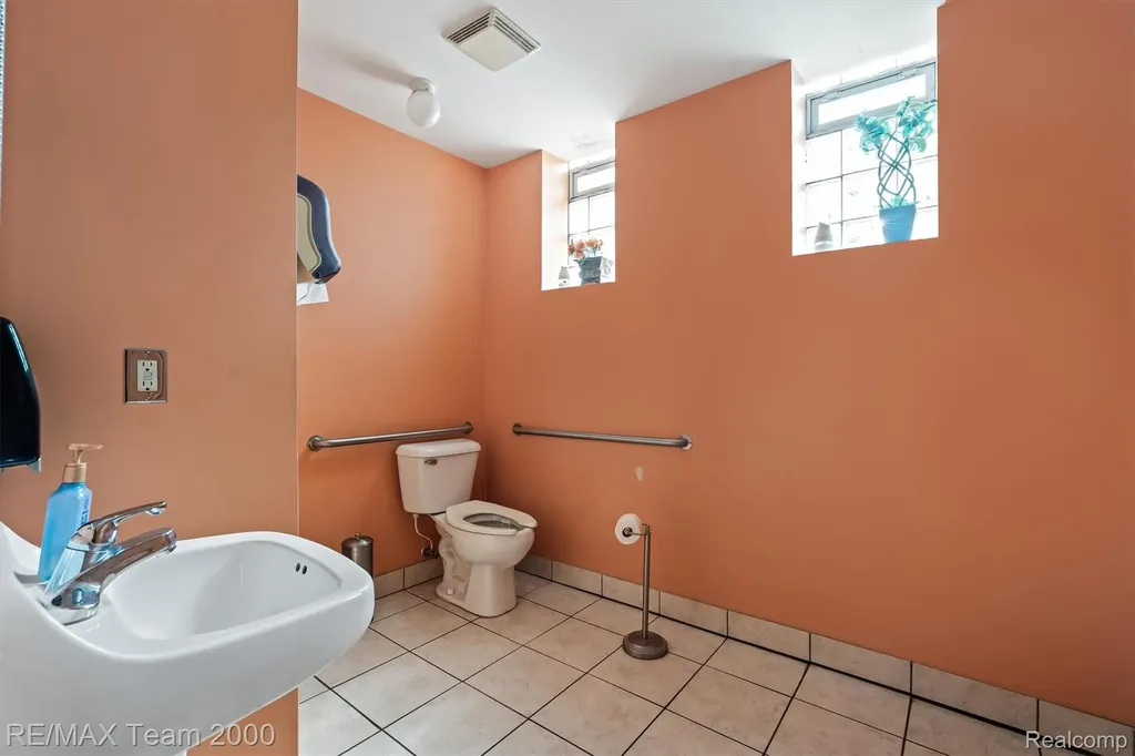5637 Middlebelt Road Garden City City MI 48135