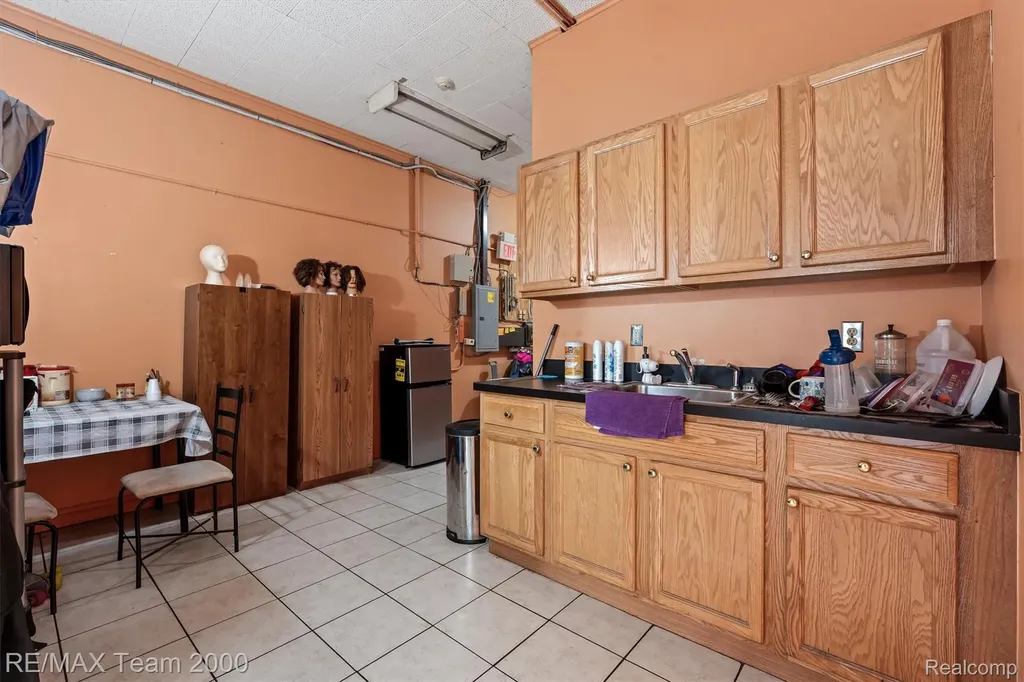 5637 Middlebelt Road Garden City City MI 48135