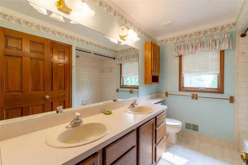 19678 Ashley Court Livonia City MI 48152