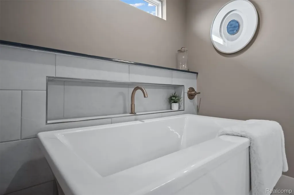 987 Buell Road Oakland Charter Township MI 48363