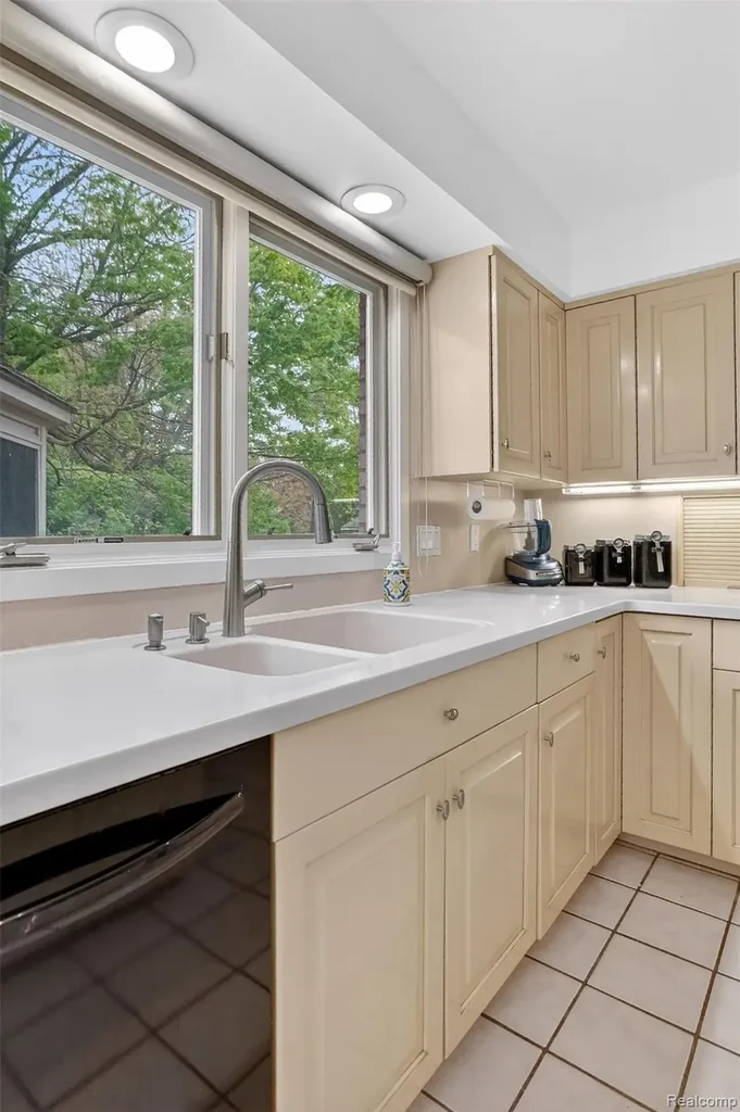 28959 Augusta Farmington Hills City MI 48331