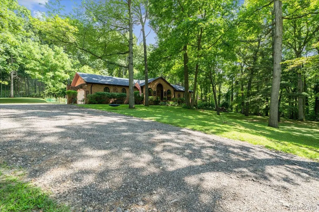 1600 Moffat Addison Township MI 48367